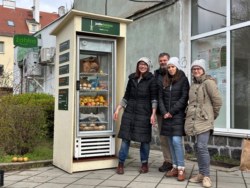 Na Tarnogaju przy ul Henrykowskiej 2 przed siedzibą rady osiedla działa już siedemnasta we Wrocławiu Jadłodzielnia Foodsharing.