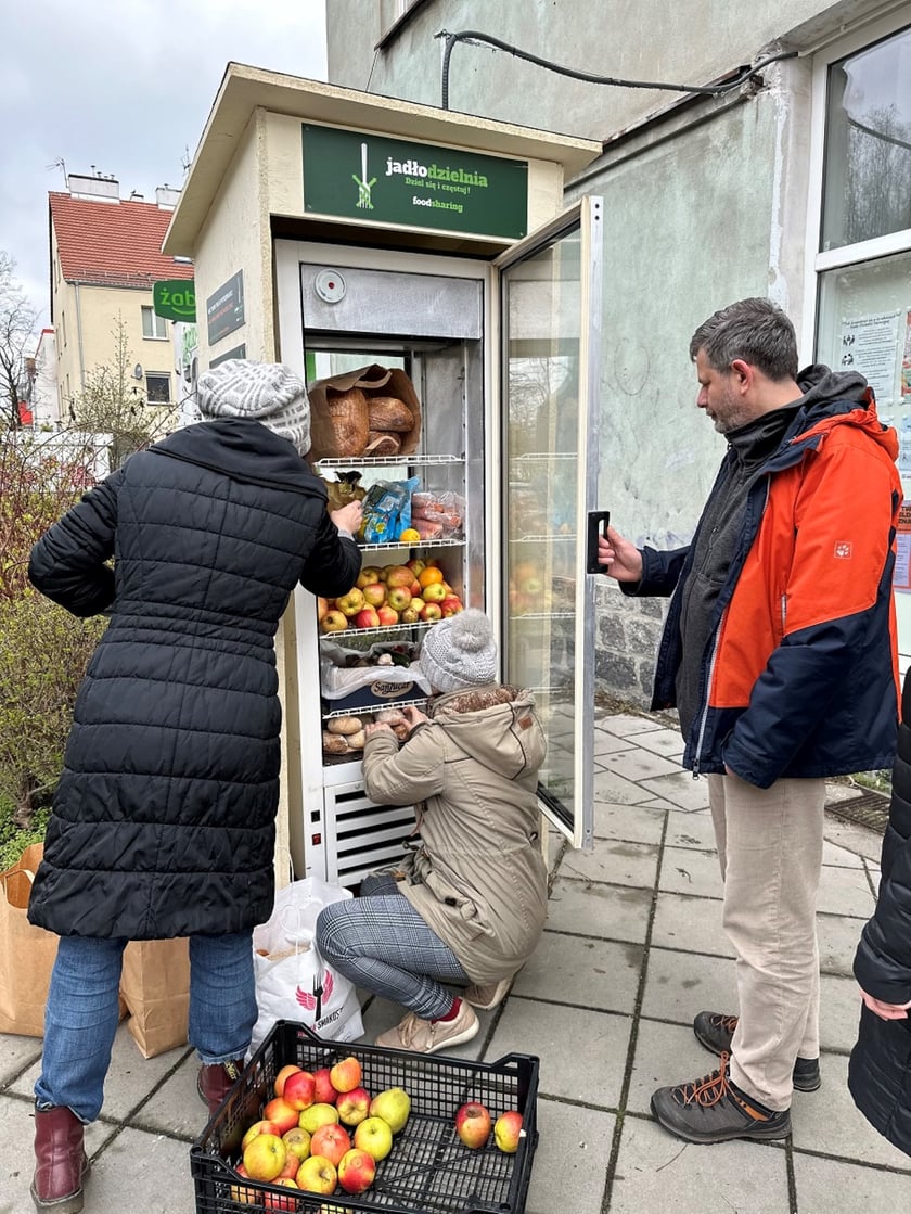 Na Tarnogaju przy ul Henrykowskiej 2 przed siedzibą rady osiedla działa już siedemnasta we Wrocławiu Jadłodzielnia Foodsharing.