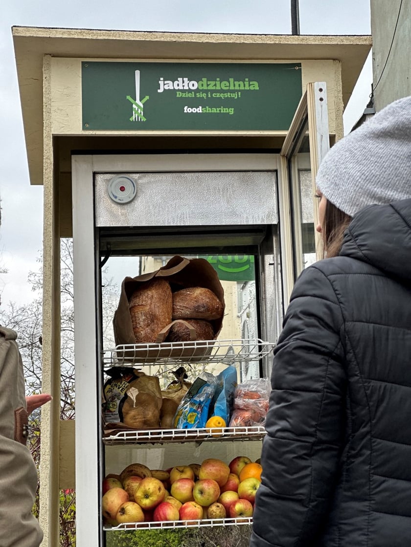 Na Tarnogaju przy ul Henrykowskiej 2 przed siedzibą rady osiedla działa już siedemnasta we Wrocławiu Jadłodzielnia Foodsharing.