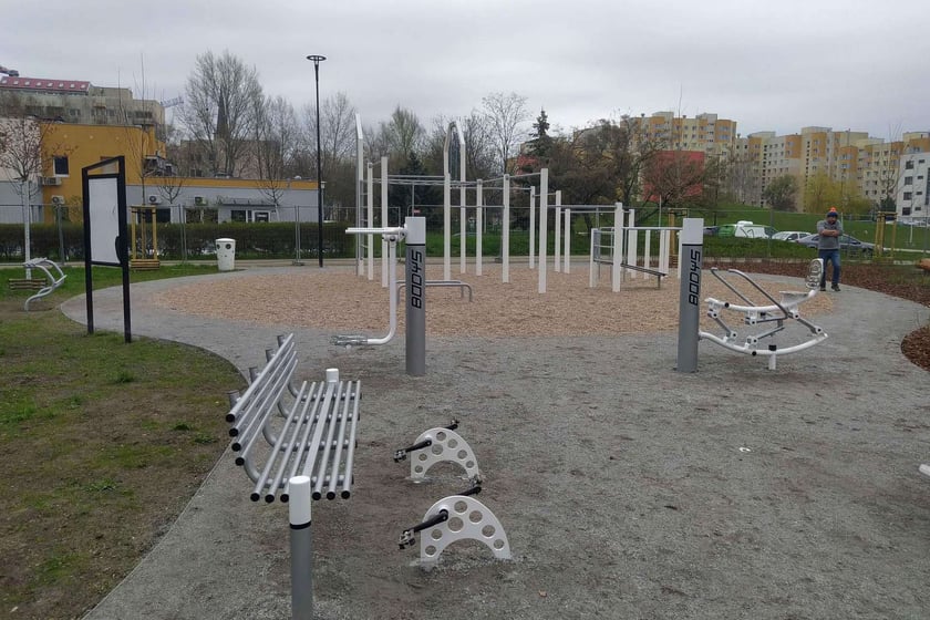 Plenerowa siłownia przy Bulwarze Ikara oraz labirynt obsadzony żywopłotem z grabów w parku Leonarda da Vinci na Gądowie Małym we Wrocławiu