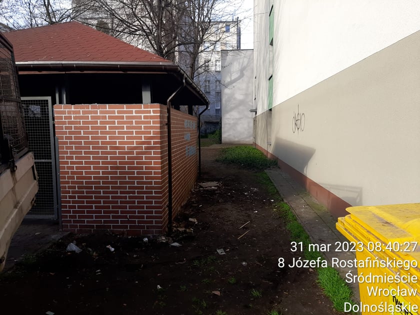 Nieprawidłowo wyrzucone odpady XXL