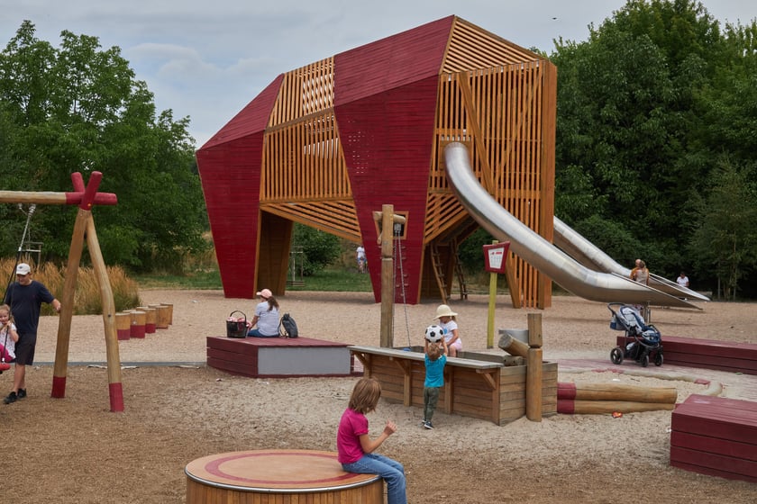 Czyli Mamut w parku Mamuta. To właściwie ten sam kompleks zieleni, co opisany przed chwilą, tyle że po drugiej stronie rzeki Ślęzy, na Oporowie.
Nieduży park, kt&oacute;ry ma jedną bardzo charakterystyczną rzecz - urządzenie do zabawy w kształcie mamuta. Zjeżdżalnie w kłach, system kom&oacute;r i drabinek wewnątrz. A jeszcze w sąsiedztwie samoobsługowa toaleta z mamutem na elewacji.