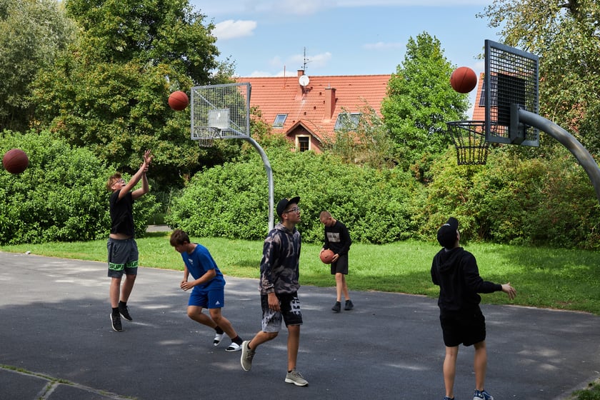 Kiedyś wyjeżdżając na zach&oacute;d z Wrocławia wydawało się, że od Pilczyc do Leśnicy nic nie ma, to się dawno zmieniło.
Przykładem jest park Złotnicki. Dla mieszkańc&oacute;w wyspa odpoczynku. Fajne place zabaw i boisko do koszyk&oacute;wki. Dużo zieleni, czeg&oacute;ż chcieć więcej?