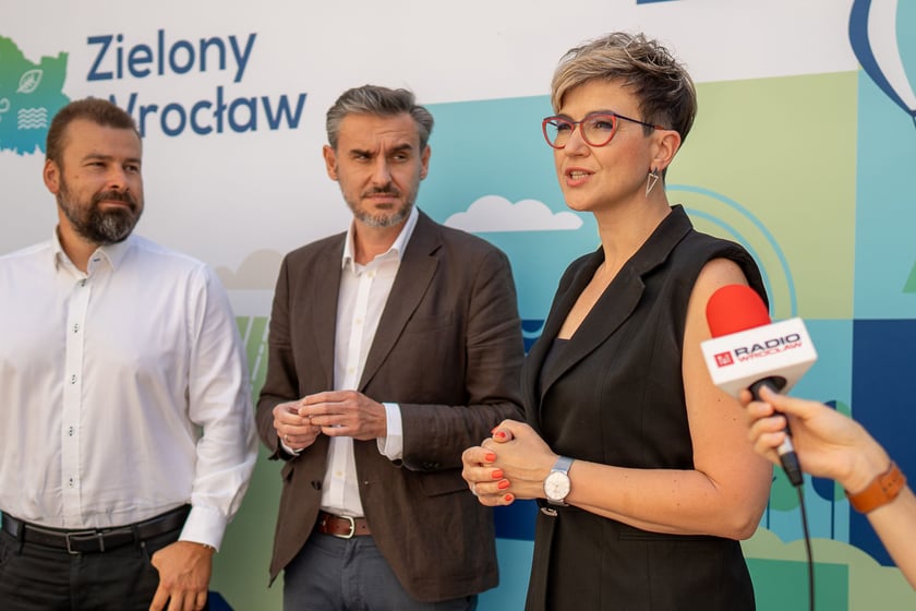 Miejski radny Paweł Karpiński, wiceprezydent Wrocławia Bartłomiej Ciążyński i dyrektorka Departamentu Zrównoważonego Rozwoju Katarzyna Szymczak-Pomianowska.