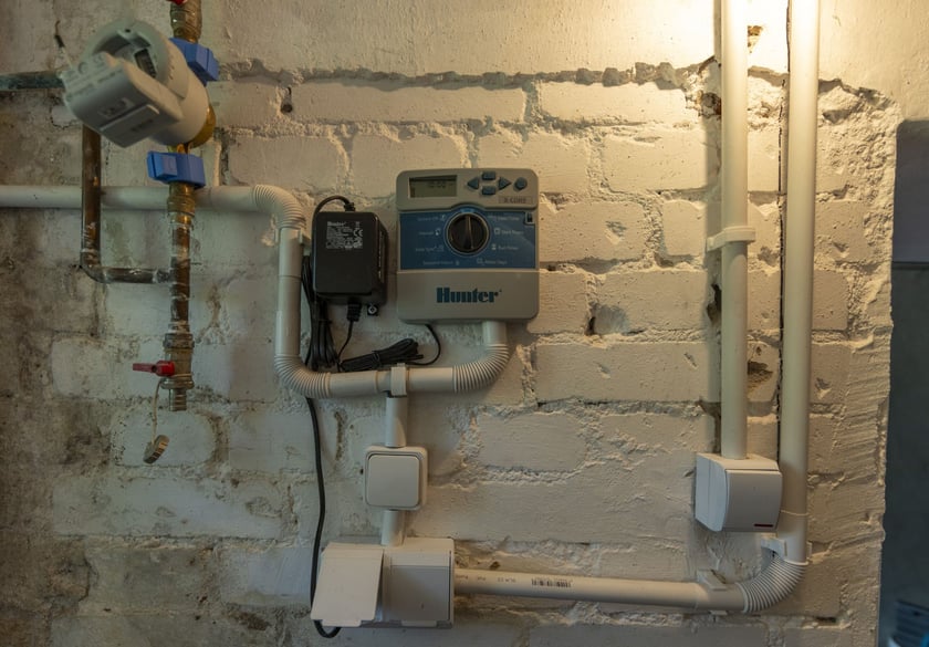 w piwnicy znajduje się urządzenie sterujące instalacją