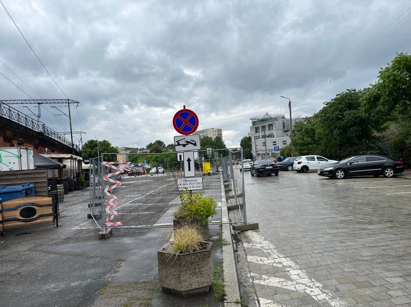 Tak wyglądał chodnik przy Kolejowej przed rozszczelnieniem