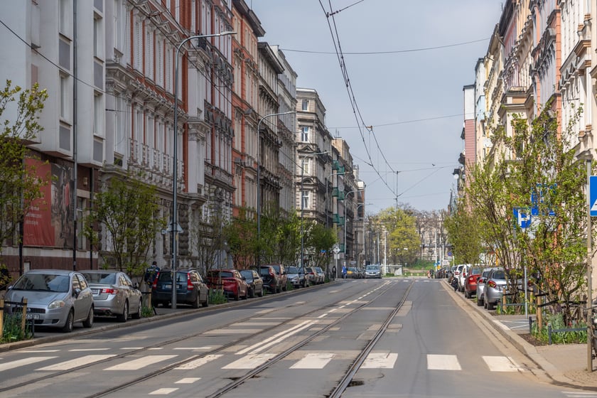 Ulica Chrobrego we Wrocławiu z nasadzeniami zieleni wysokiej.