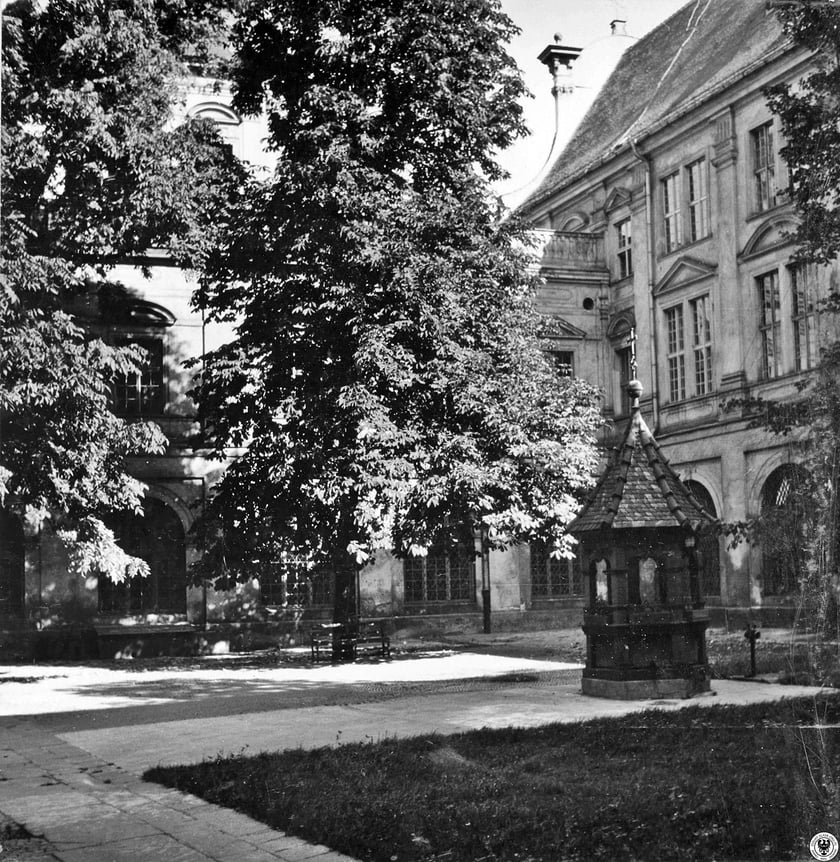 Zdjęcie dziedzińca Ossolineum
