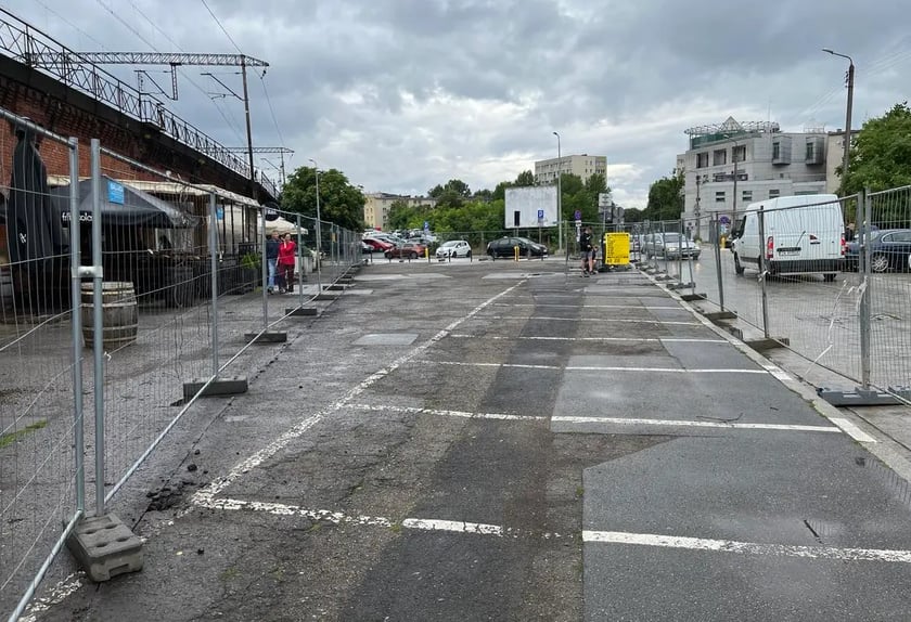 Tak wyglądał chodnik przy Kolejowej przed rozszczelnieniem