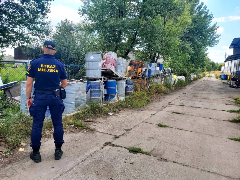 Straż miejska pilnująca beczek