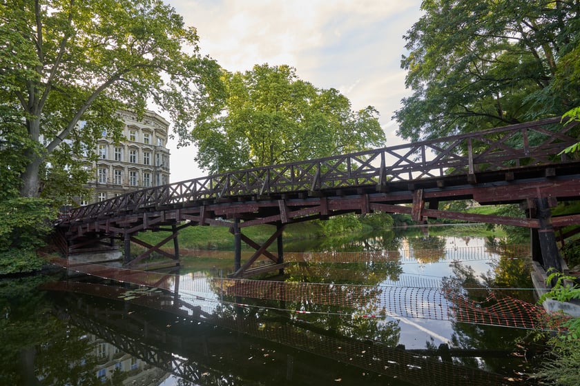 Kładka św. Antoniego nad miejską fosą w centrum Wrocławia