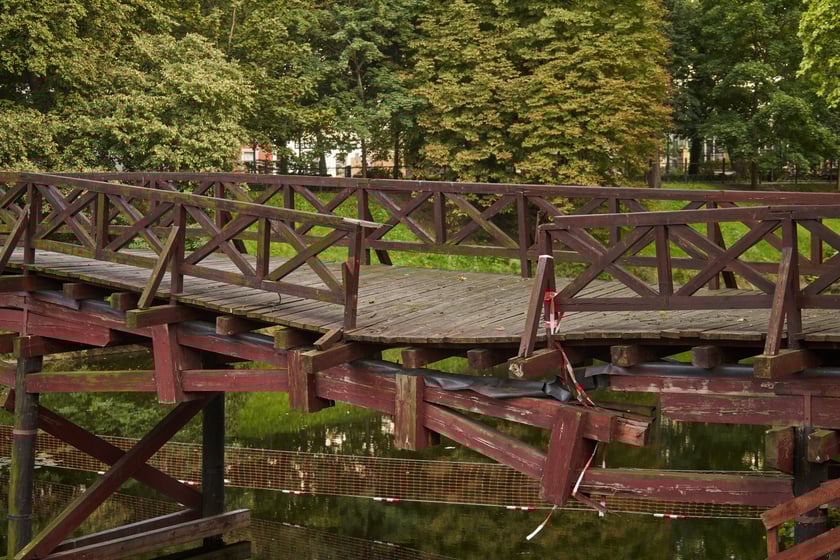 Kładka św. Antoniego nad miejską fosą w centrum Wrocławia