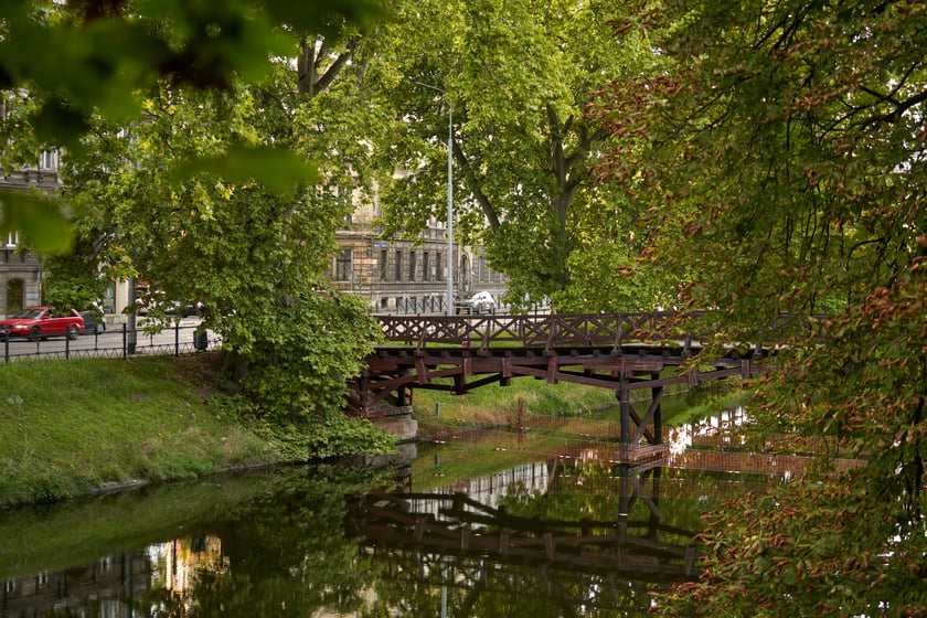 Kładka św. Antoniego nad miejską fosą w centrum Wrocławia