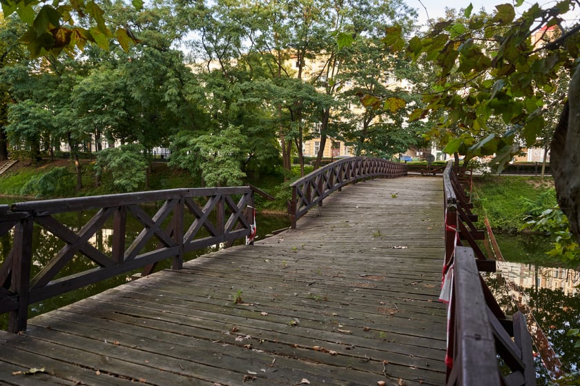 Kładka św. Antoniego nad miejską fosą w centrum Wrocławia