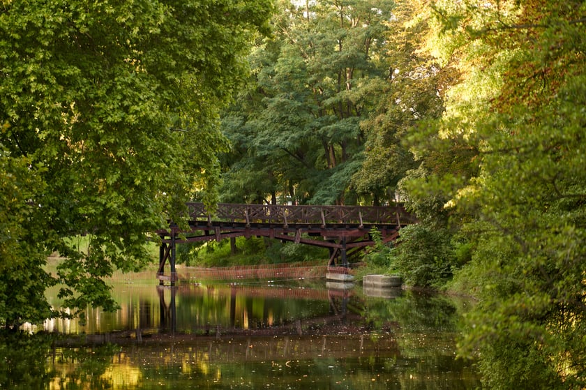 Kładka św. Antoniego nad miejską fosą w centrum Wrocławia