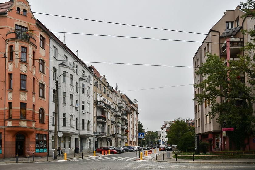 Zdjęcie przedstawia wstępny obszar zakresu Projektu NEEST - pilotaż będzie skupiał się Przedmieściu Oławskim i będzie obejmował obszar pomiędzy ulicami: Traugutta, Prądzyńskiego, Kościuszki, Komuny Paryskiej i Więckowskiego.