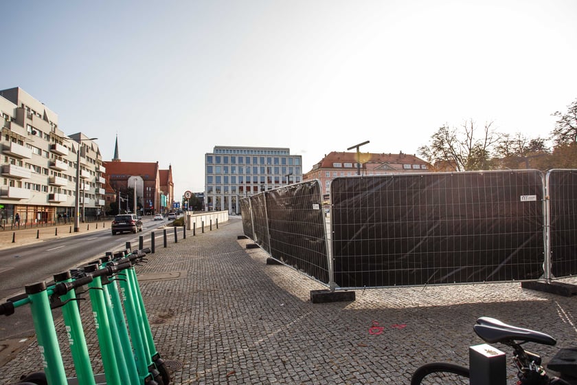 Plac Nowy Targ został ogrodzony. Rozpoczyna się tam przebudowa, która zazieleni betonowy do tej pory plac