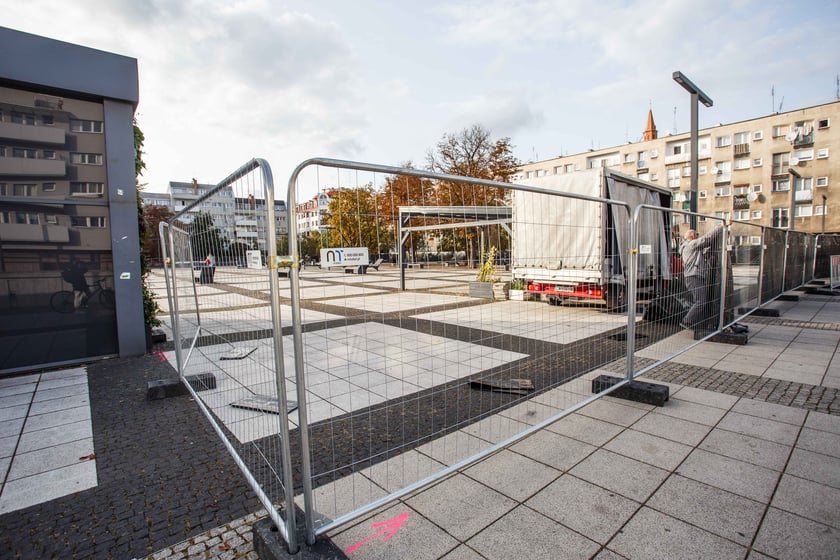 Plac Nowy Targ został ogrodzony. Rozpoczyna się tam przebudowa, która zazieleni betonowy do tej pory plac