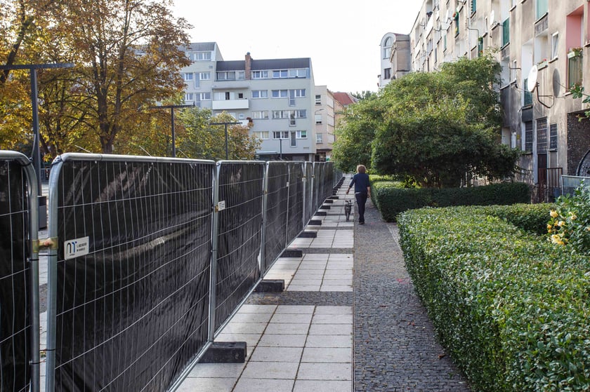 Plac Nowy Targ został ogrodzony. Rozpoczyna się tam przebudowa, która zazieleni betonowy do tej pory plac