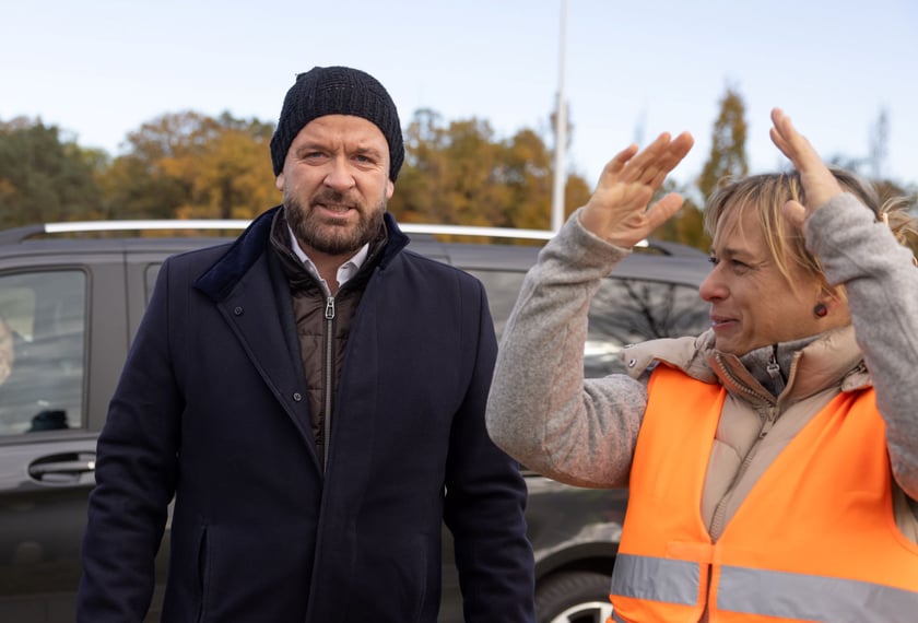 W posadzeniu pierwszego drzewa uczestniczył prezydent Jacek Sutryk. Temat nasadzeń przybliża prezydentowi Honorata Tomczyk z firmy Oliwny Gaj.
