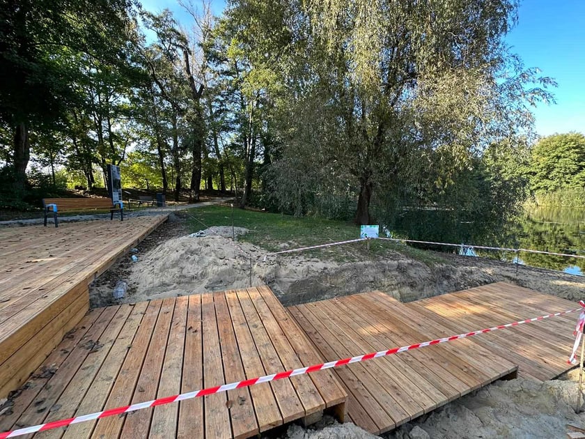 Strefa wypoczynkowa, która powstaje przy jeziorze Pawłowickim