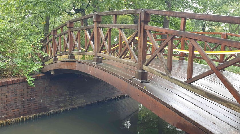 Mostek w parku Szczytnickim przed renowacją
