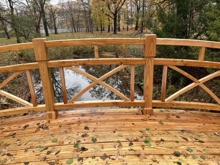 Mostek w parku Szczytnickim po renowacji