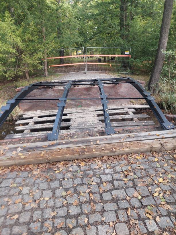 Mostek w parku Szczytnickim w trakcie renowacji