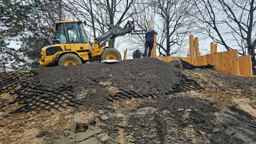 W parku Strachocińskim powstaje całoroczna górka saneczkowa