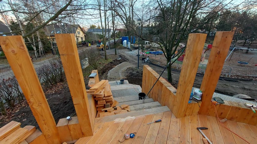 W parku Strachocińskim powstaje całoroczna górka saneczkowa