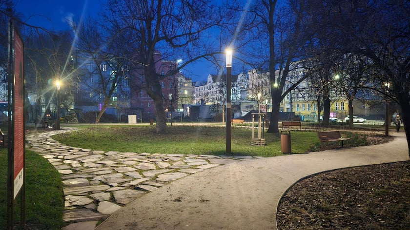 Oświetlenie na skwerze Czesława Niemena na Przedmieściu Świdnickim we Wrocławiu