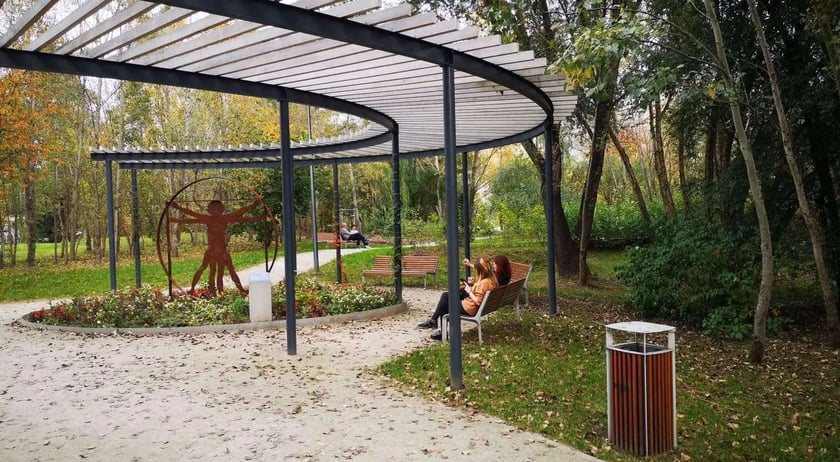Koszt inwestycji: 3,15 mln zł
Park Leonarda da Vinci na wrocławskim Gądowie Małym, czyli przestrzeń między blokami w kwartale ulic Drzewieckiego, Bajana, Hynka i bulwaru Dedala w ostatnich latach bardzo się zmieniła. W 2020 roku urządzono skwerek z Człowiekiem witruwiańskim. P&oacute;źniej na przedeptach powstały kolejne alejki oraz wejście na wzg&oacute;rze. Do tego oczywiście mała architektura i nasadzenia zielen.&nbsp;Park Leonarda da Vinci ma 2,44 ha.