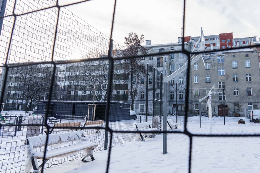 Podwórko w pobliżu placu Grunwaldzkiego jest prawie gotowe po remoncie 19.01.2024