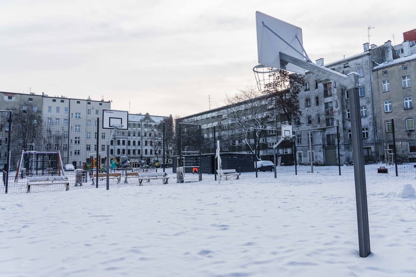 Podwórko w pobliżu placu Grunwaldzkiego jest prawie gotowe po remoncie 19.01.2024