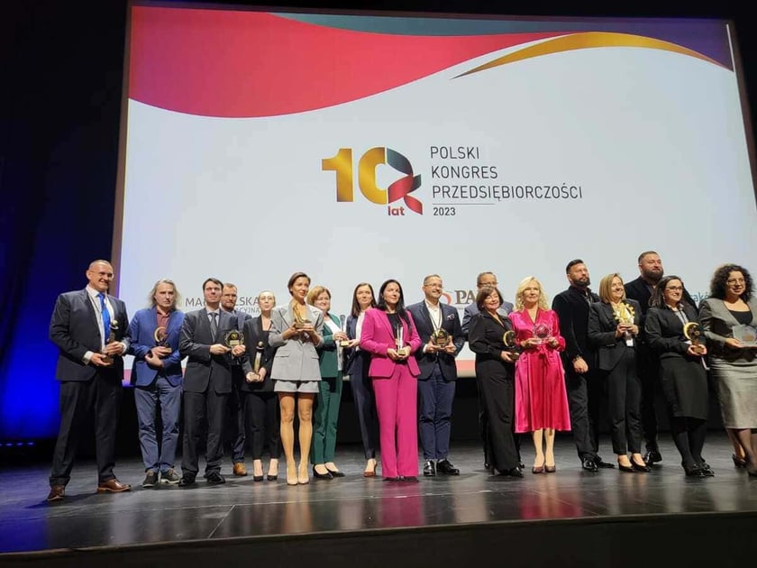 Wręczenie nagrody Grand Prix Fundament 2023, kt&oacute;rą wrocławskie zoo otrzymało na Polskim Kongresie Przedsiębiorczości w Krakowie
&nbsp;