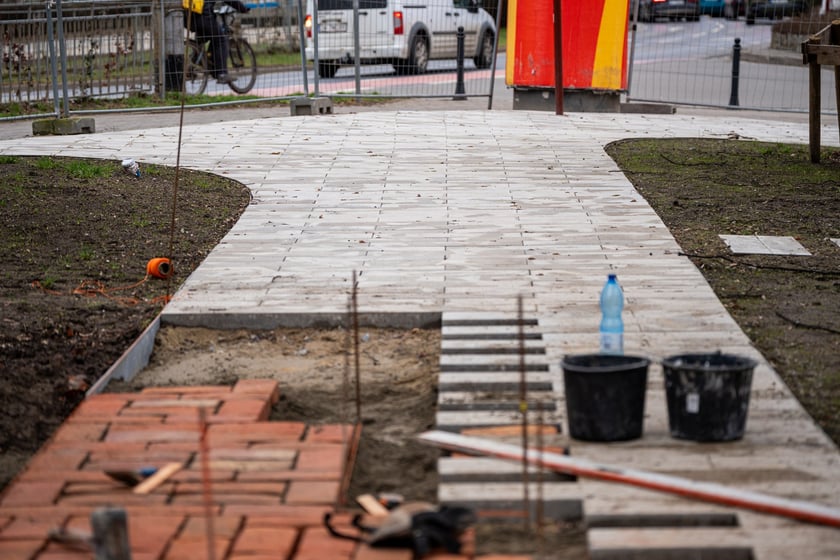 Budowa drewnianego siedziska w centrum Wrocławia
