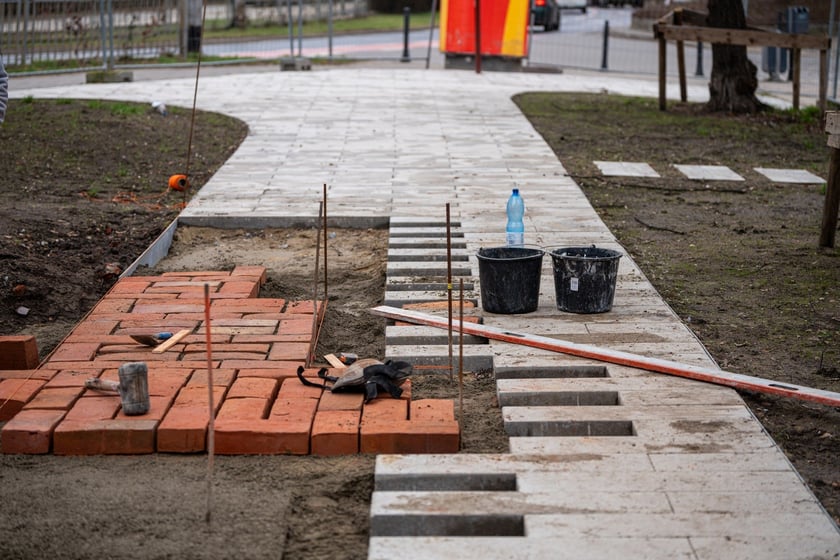 Budowa drewnianego siedziska w centrum Wrocławia