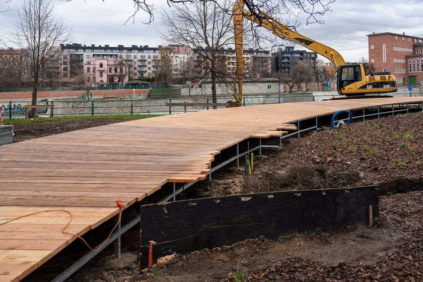 Budowa drewnianego siedziska w centrum Wrocławia