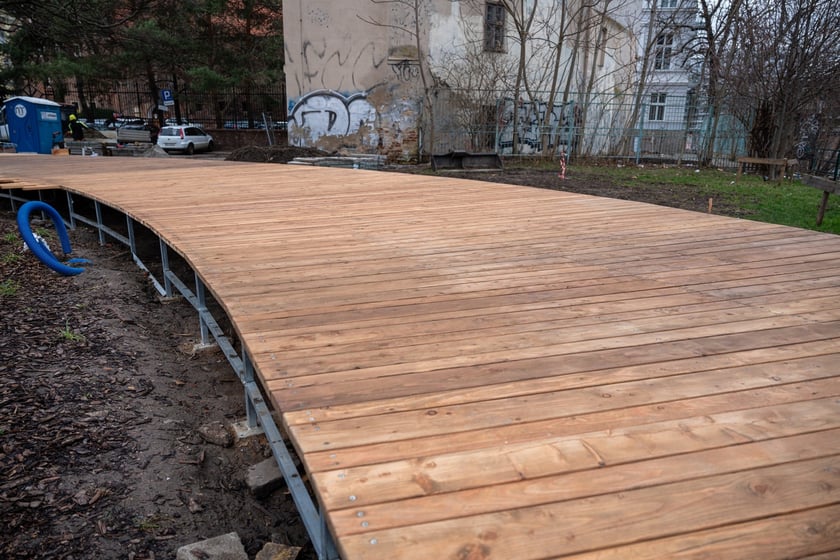 Budowa drewnianego siedziska w centrum Wrocławia
