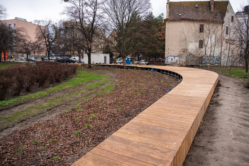 Budowa drewnianego siedziska w centrum Wrocławia