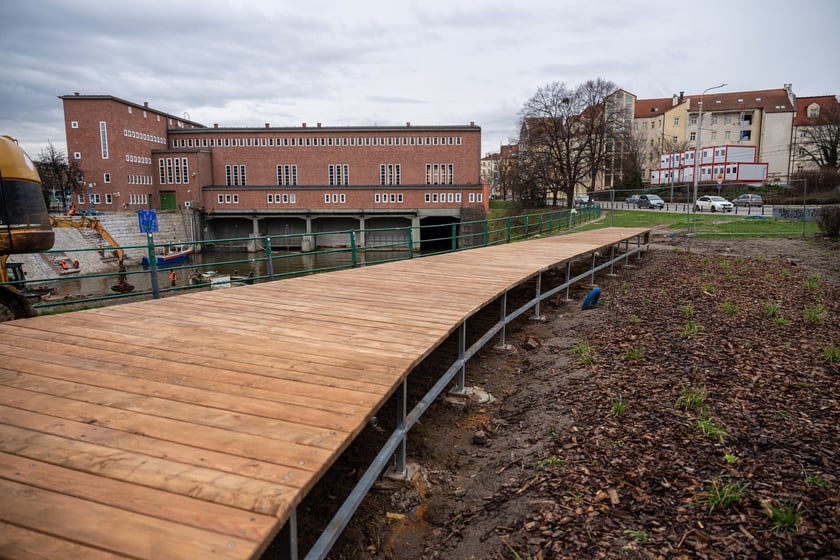 Budowa drewnianego siedziska w centrum Wrocławia