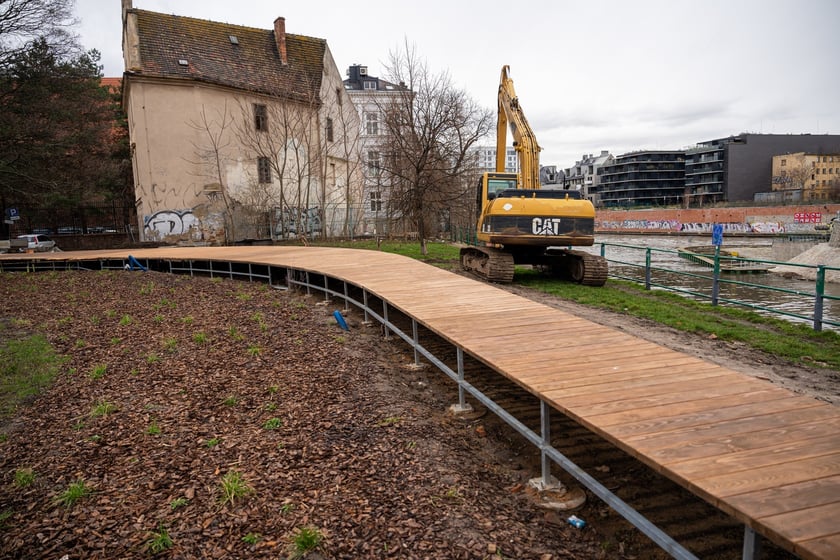 Budowa drewnianego siedziska w centrum Wrocławia