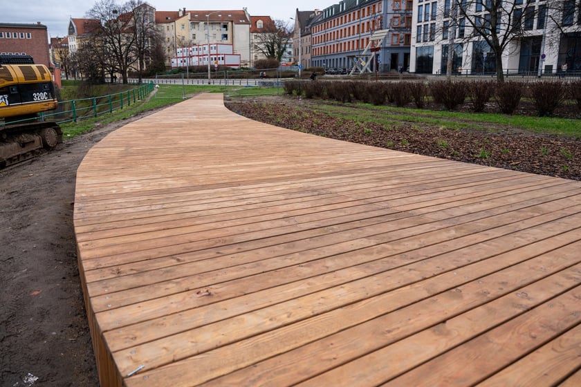 Budowa drewnianego siedziska w centrum Wrocławia