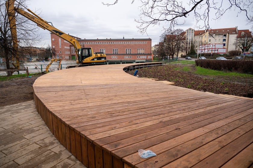 Budowa drewnianego siedziska w centrum Wrocławia