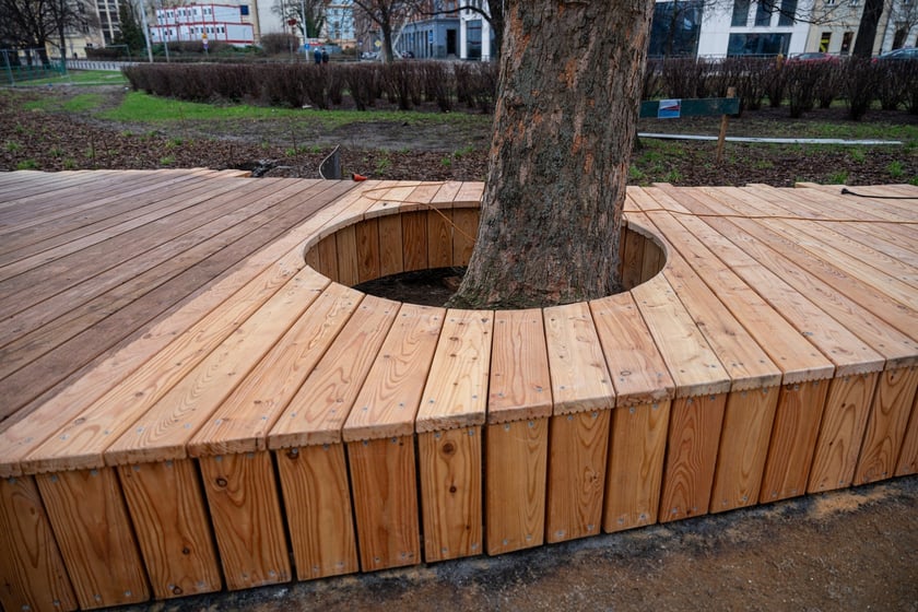 Budowa drewnianego siedziska w centrum Wrocławia