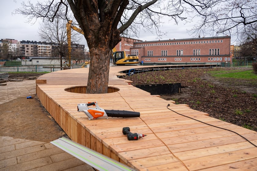 Budowa drewnianego siedziska w centrum Wrocławia