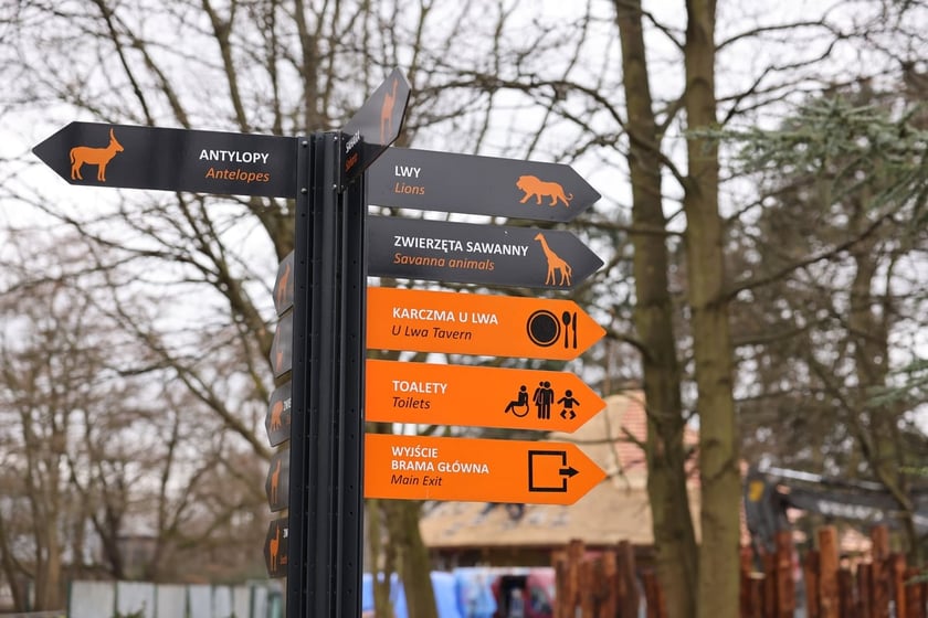 Strzałki kierujące do poszczególnych pawilonów w zoo