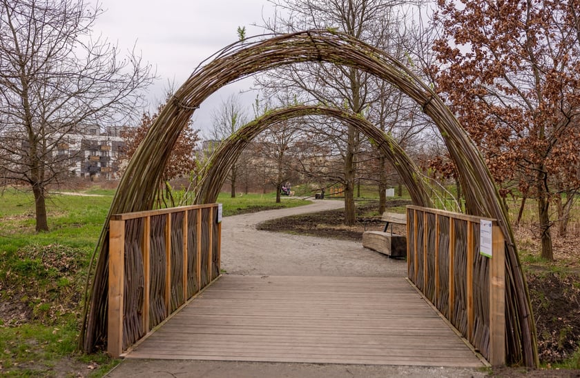 Nowy park na Krzykach w rejonie ul. Racławickiej i Skarbowc&oacute;w to efekt wsłuchania się w głosy mieszkańc&oacute;w, kt&oacute;rzy zabiegali o zachowanie naturalnego charakteru tego malowniczego miejsca.&nbsp;