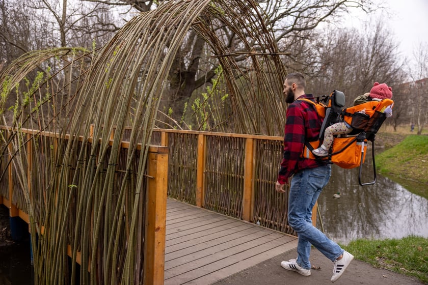 Powiększ obraz: Park Krzycki. Pojawiły się zbiorniki wodne, mostki, ławki i ścieżki spacerowe.