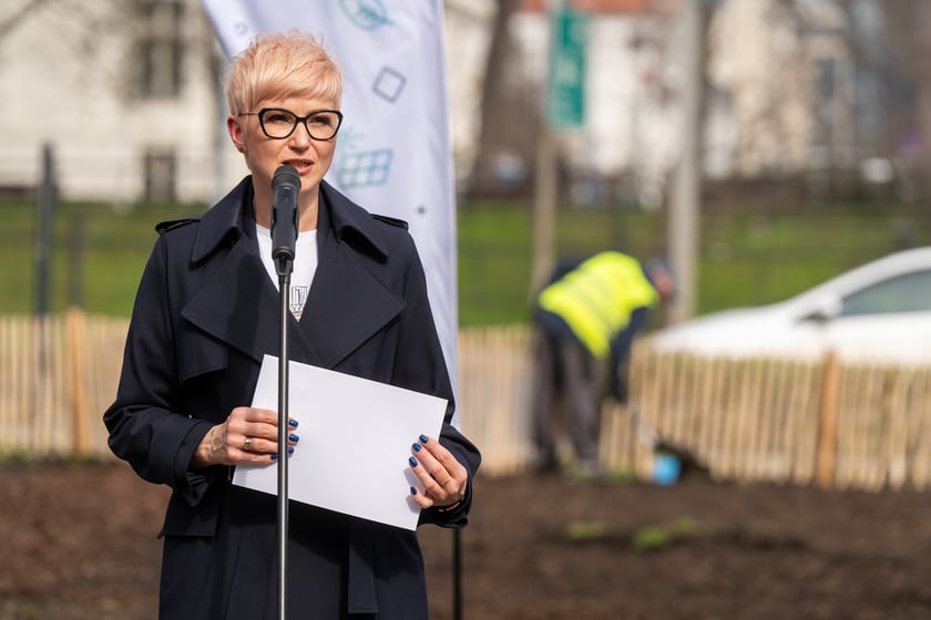 Katarzyna Szymczak-Pomianowska, dyrektorka Departamentu Zrównoważonego Rozwoju UM. Sadzenie lasu kieszonkowego Miyawaki we Wrocławiu, 21.03.2024